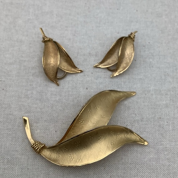 Vintage Wells Sterling Gold over Silver Leaf Brooch Set clip earrings - Picture 2 of 3